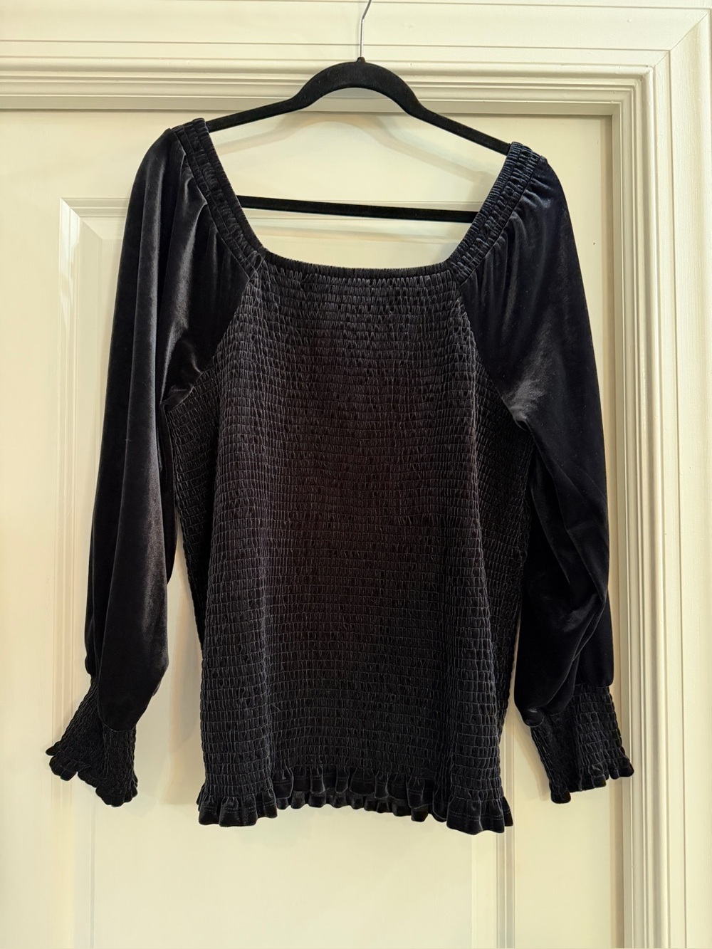 💖 2/$35 Black Smocked Velvet Long Sleeve Top